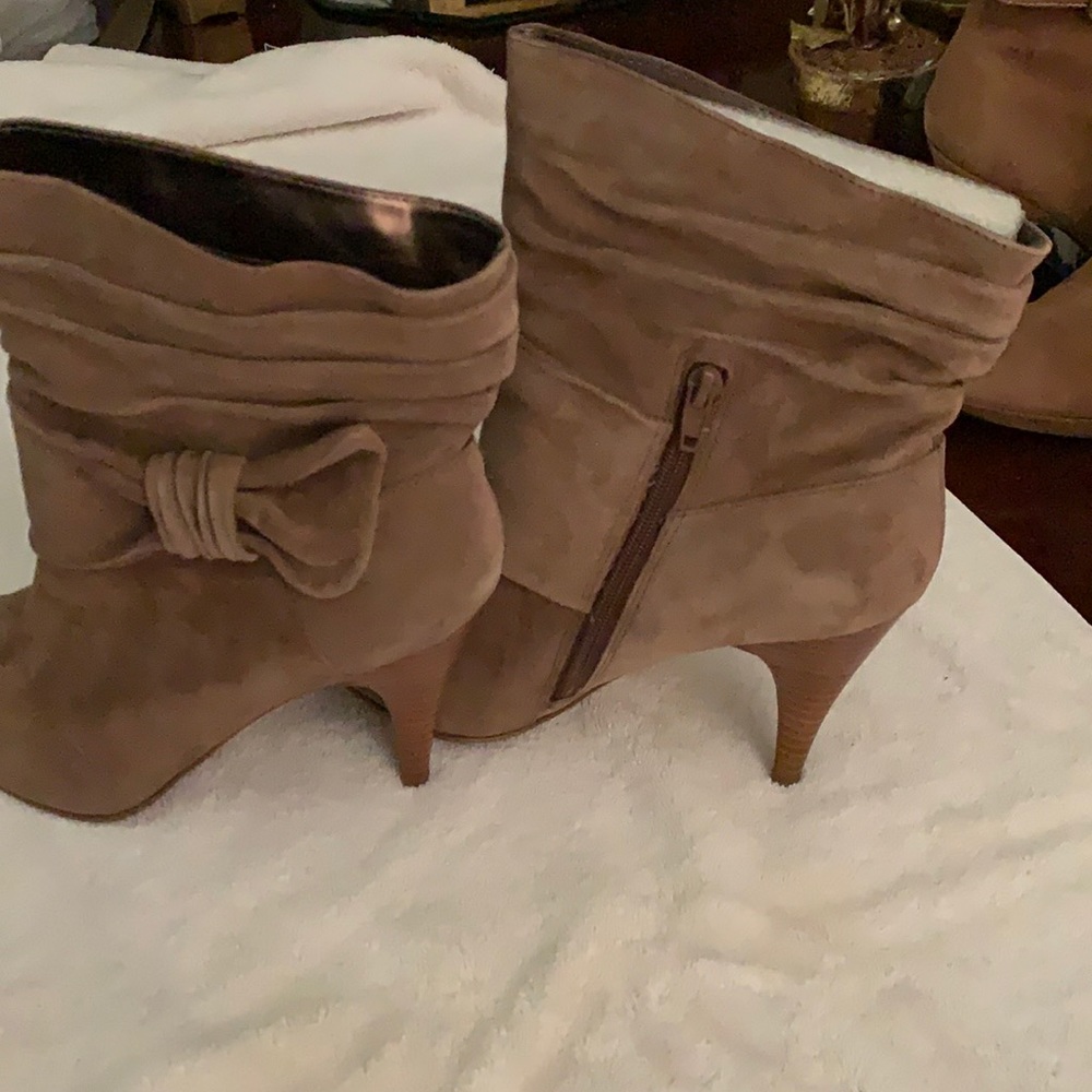Women’s booties with 3in heel and detail side bow